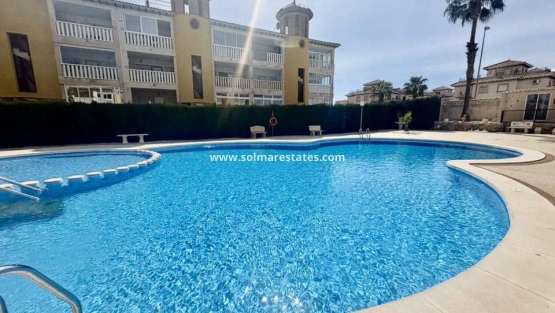 2 slaapkamer Bungalow te koop in Villamartin met zwembad - € 174.000 (Ref: 9795001)