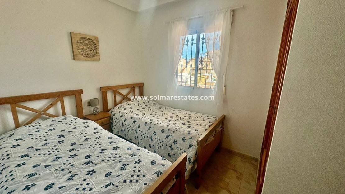 2 slaapkamer Bungalow te koop in Villamartin met zwembad - € 174.000 (Ref: 9795001)
