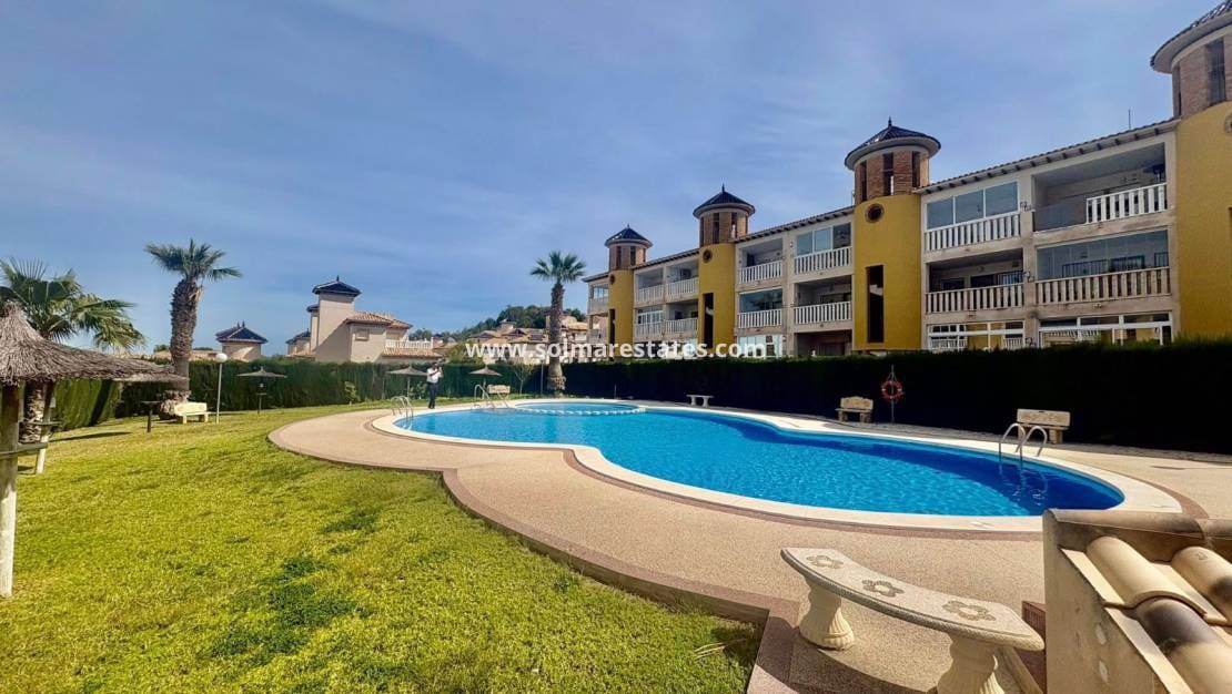 2 slaapkamer Bungalow te koop in Villamartin met zwembad - € 174.000 (Ref: 9795001)