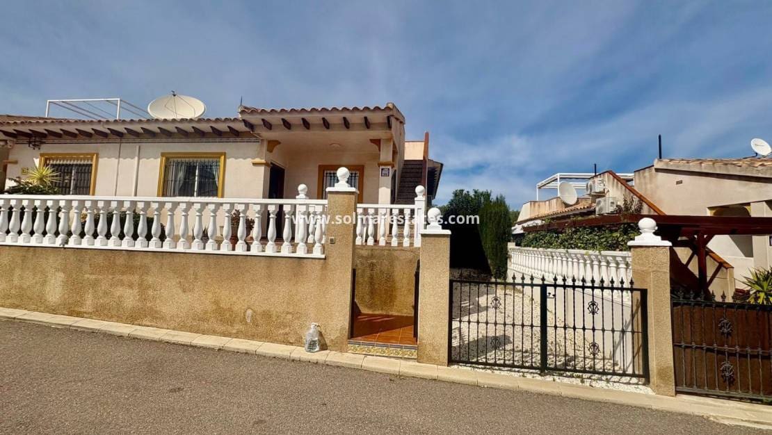 2 slaapkamer Bungalow te koop in Villamartin met zwembad - € 174.000 (Ref: 9795001)