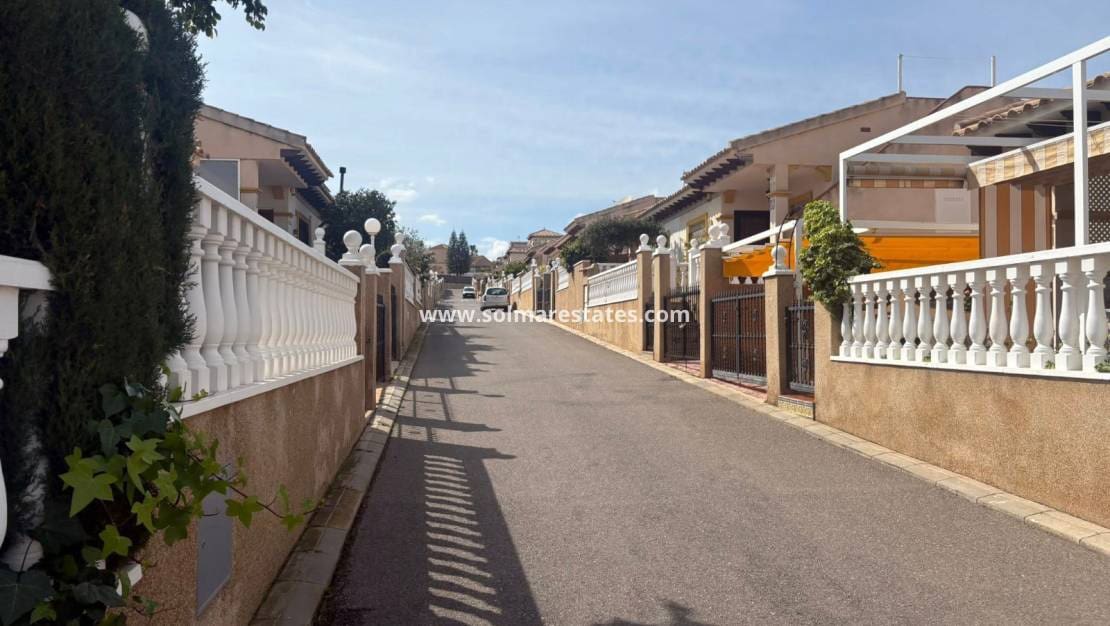 2 slaapkamer Bungalow te koop in Villamartin met zwembad - € 174.000 (Ref: 9795001)