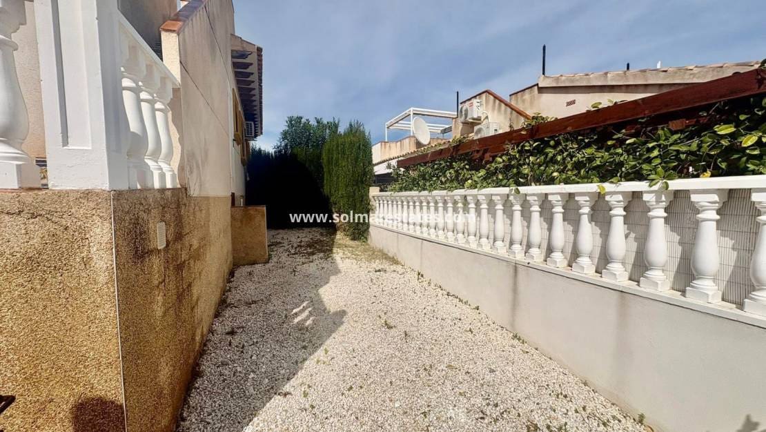 2 slaapkamer Bungalow te koop in Villamartin met zwembad - € 174.000 (Ref: 9795001)