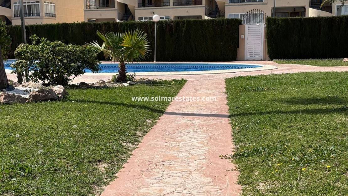 2 soverom Leilighet til salgs i Orihuela Costa med svømmebasseng - € 149 950 (Ref: 9799922)