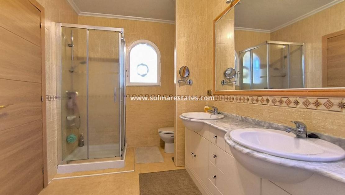 3 soverom Kjedet enebolig til salgs i Ciudad Quesada med svømmebasseng - € 220 000 (Ref: 9799969)