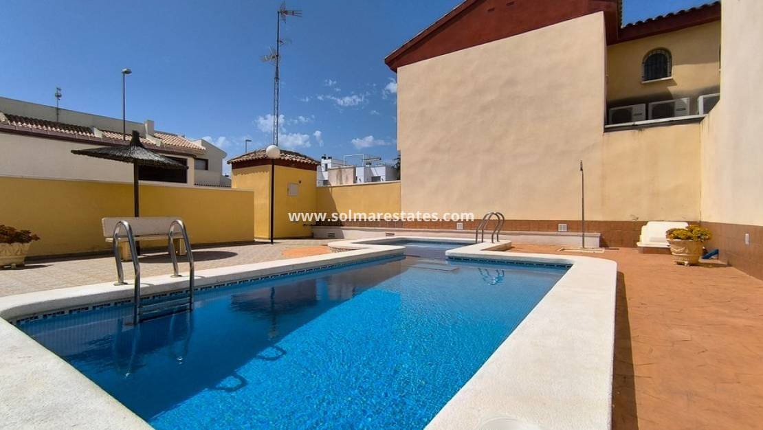 3 soverom Kjedet enebolig til salgs i Ciudad Quesada med svømmebasseng - € 220 000 (Ref: 9799969)