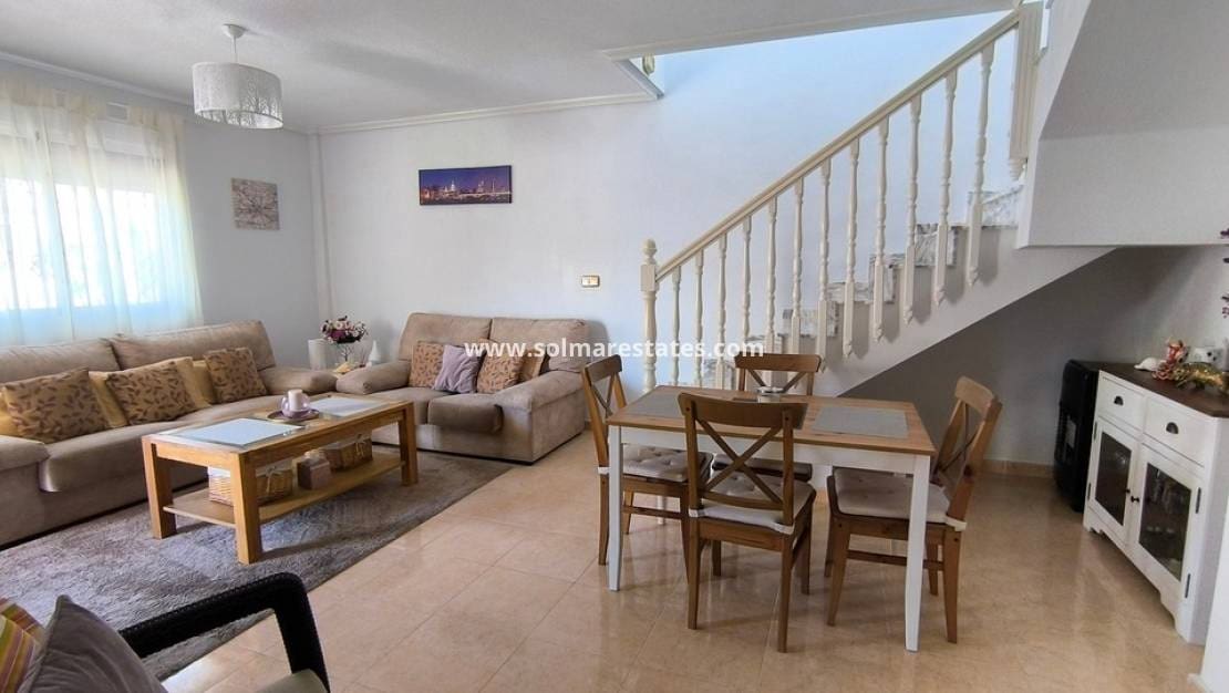 3 soverom Kjedet enebolig til salgs i Ciudad Quesada med svømmebasseng - € 220 000 (Ref: 9799969)