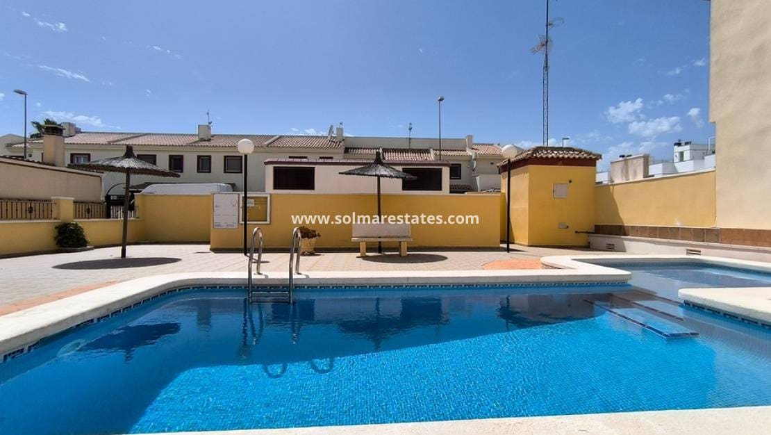 3 soverom Kjedet enebolig til salgs i Ciudad Quesada med svømmebasseng - € 220 000 (Ref: 9799969)