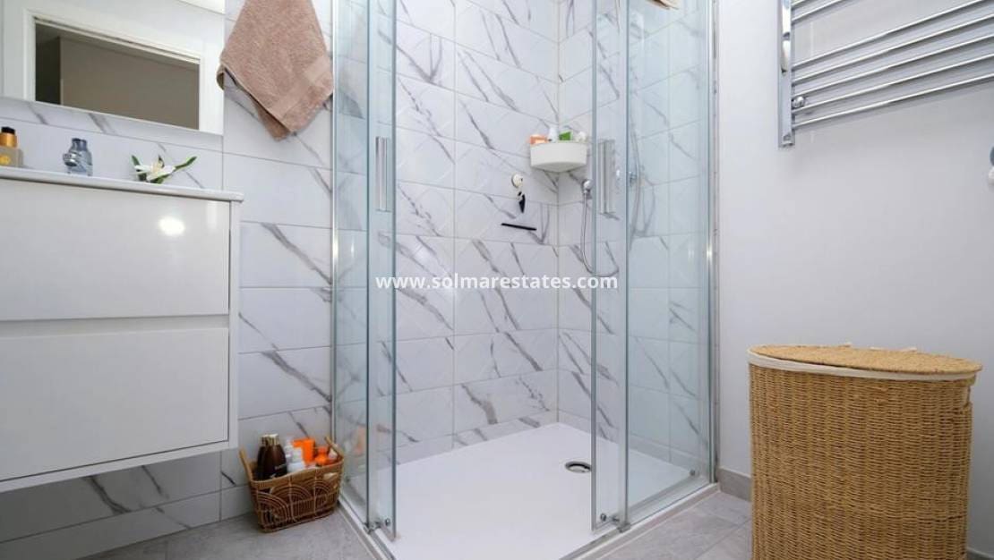 2 soveværelse Lejlighed til salg i Villamartin med swimmingpool - € 249.900 (Ref: 9804824)