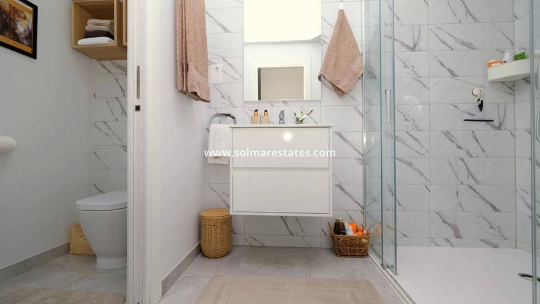 2 soveværelse Lejlighed til salg i Villamartin med swimmingpool - € 249.900 (Ref: 9804824)