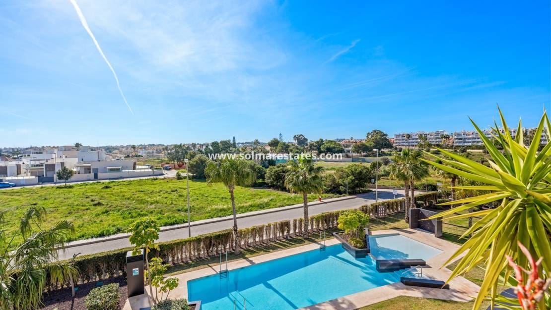 3 sypialnia Apartament na sprzedaż w Villamartin z basenem - 639 000 € (Ref: 9805408)