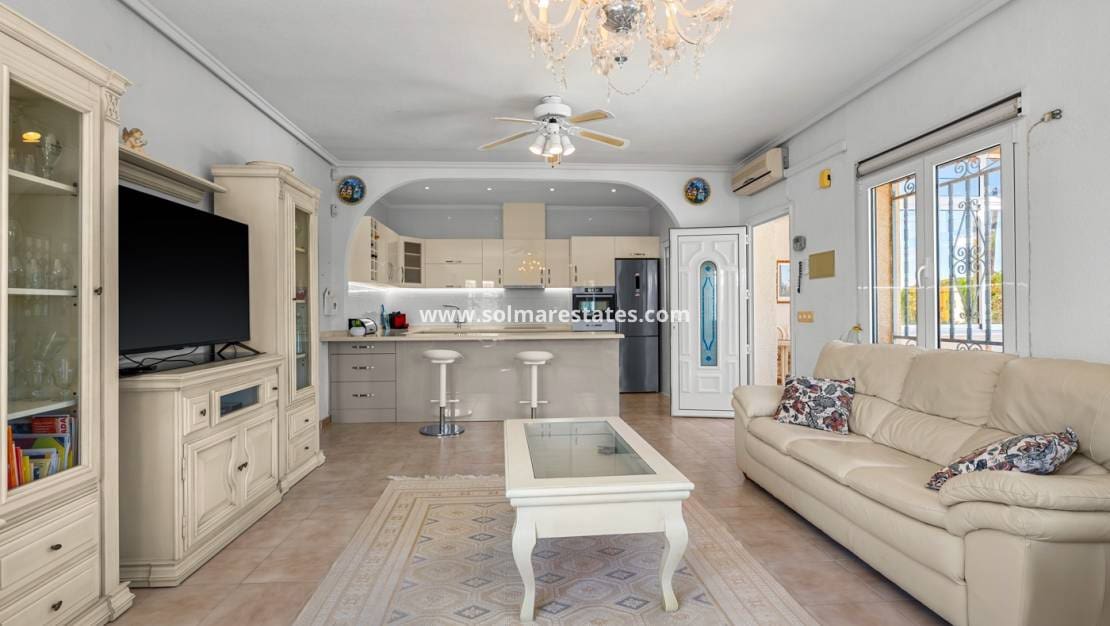 2 slaapkamer Villa te koop in Ciudad Quesada met zwembad - € 345.000 (Ref: 9805411)