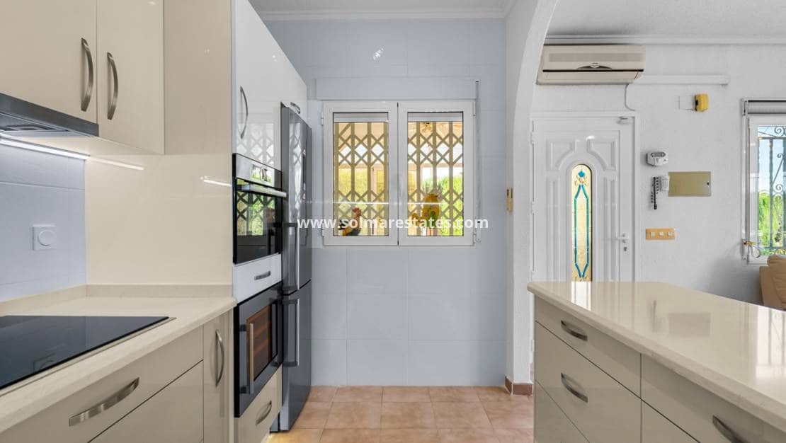 2 slaapkamer Villa te koop in Ciudad Quesada met zwembad - € 345.000 (Ref: 9805411)