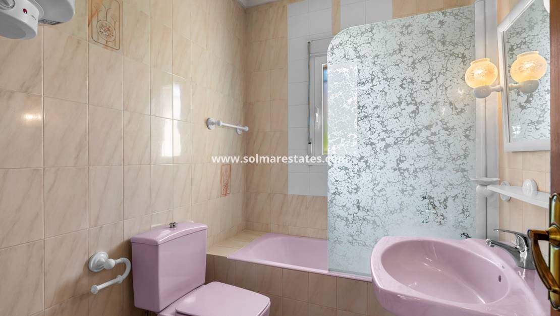 2 slaapkamer Villa te koop in Ciudad Quesada met zwembad - € 345.000 (Ref: 9805411)