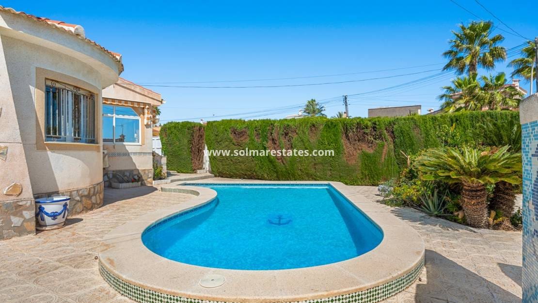 2 slaapkamer Villa te koop in Ciudad Quesada met zwembad - € 345.000 (Ref: 9805411)