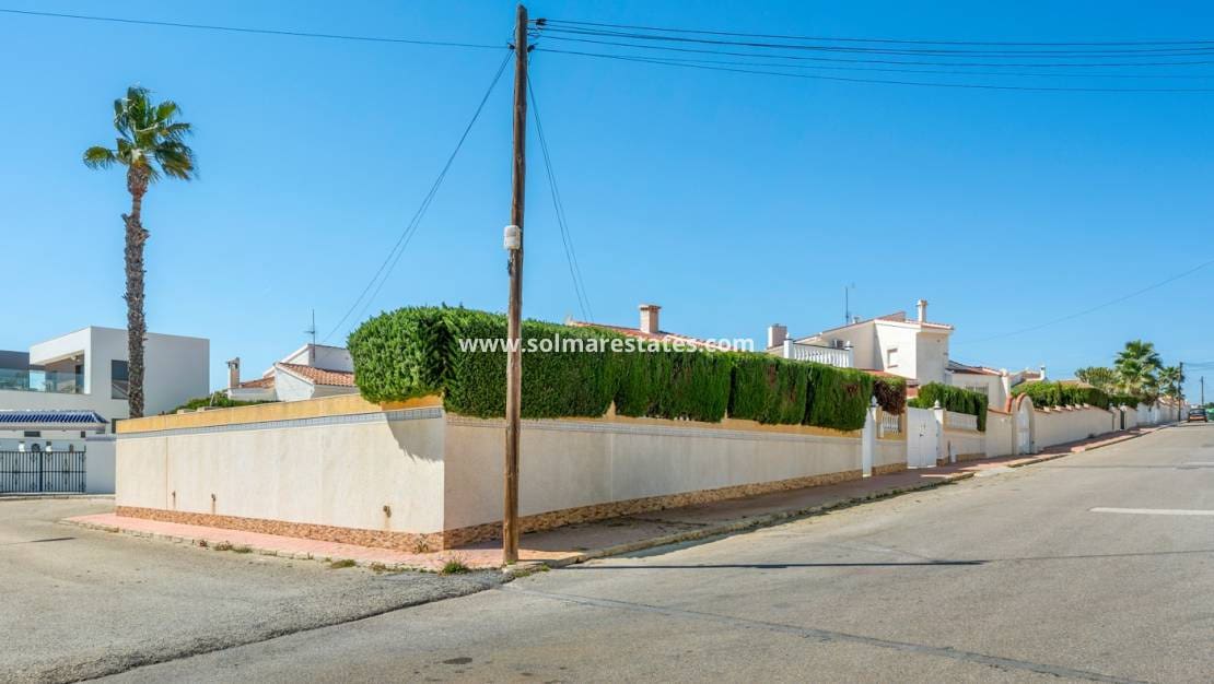 2 slaapkamer Villa te koop in Ciudad Quesada met zwembad - € 345.000 (Ref: 9805411)