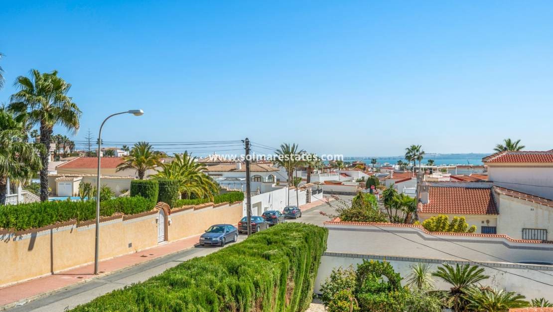 2 slaapkamer Villa te koop in Ciudad Quesada met zwembad - € 345.000 (Ref: 9805411)