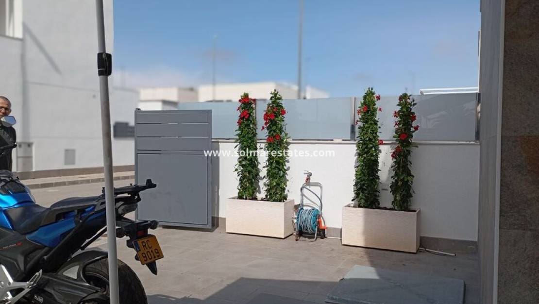 3 bedroom Villa for sale in Daya Vieja with pool - € 295,000 (Ref: 9805413)