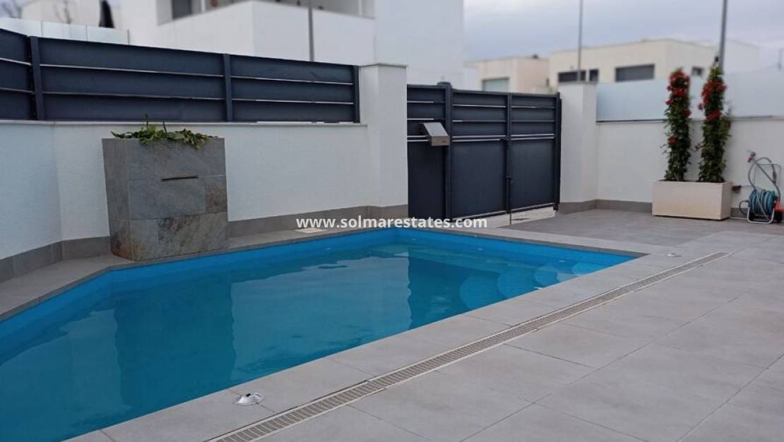 3 bedroom Villa for sale in Daya Vieja with pool - € 295,000 (Ref: 9805413)