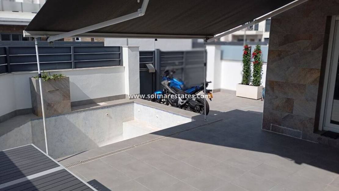 3 bedroom Villa for sale in Daya Vieja with pool - € 295,000 (Ref: 9805413)