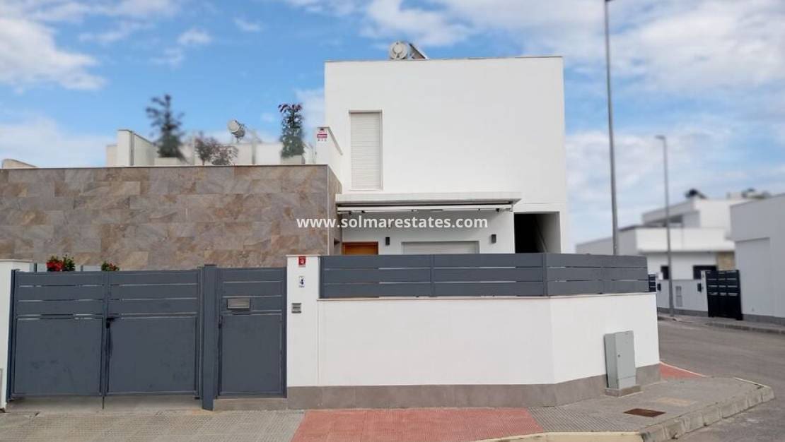 3 bedroom Villa for sale in Daya Vieja with pool - € 295,000 (Ref: 9805413)