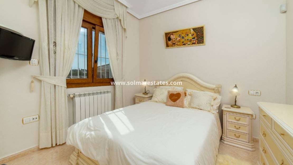 2 slaapkamer Villa te koop in Los Altos met zwembad - € 290.000 (Ref: 9805414)