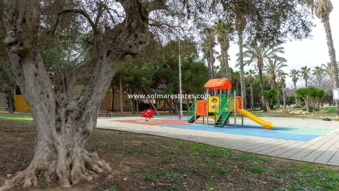 2 slaapkamer Villa te koop in Los Altos met zwembad - € 290.000 (Ref: 9805414)