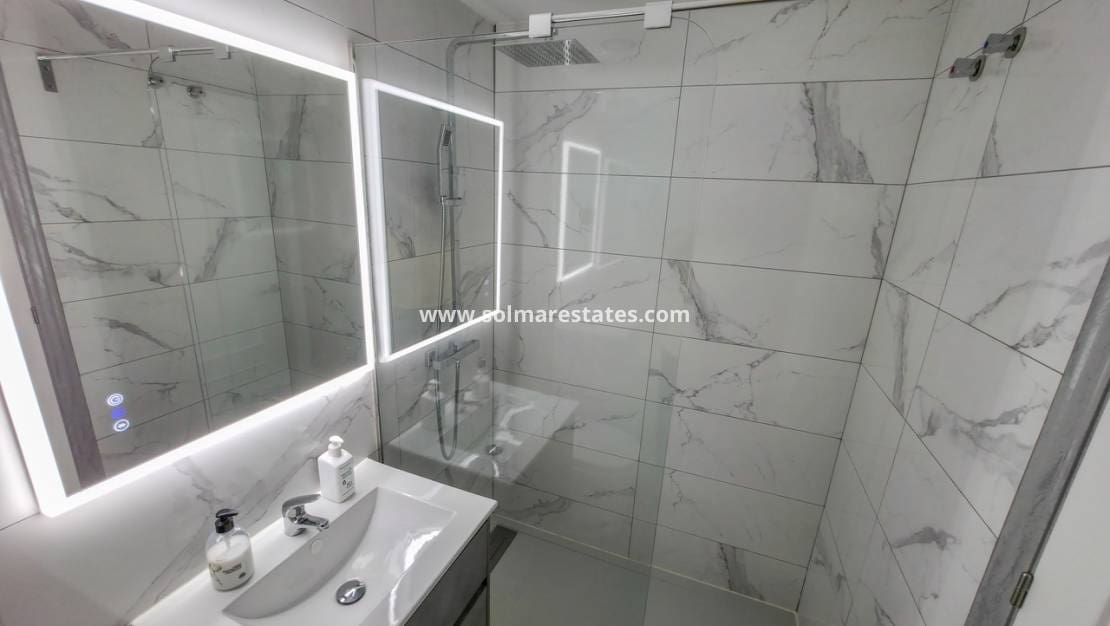 2 quarto Apartamento para venda em Los Montesinos com piscina - 135 000 € (Ref: 9805415)