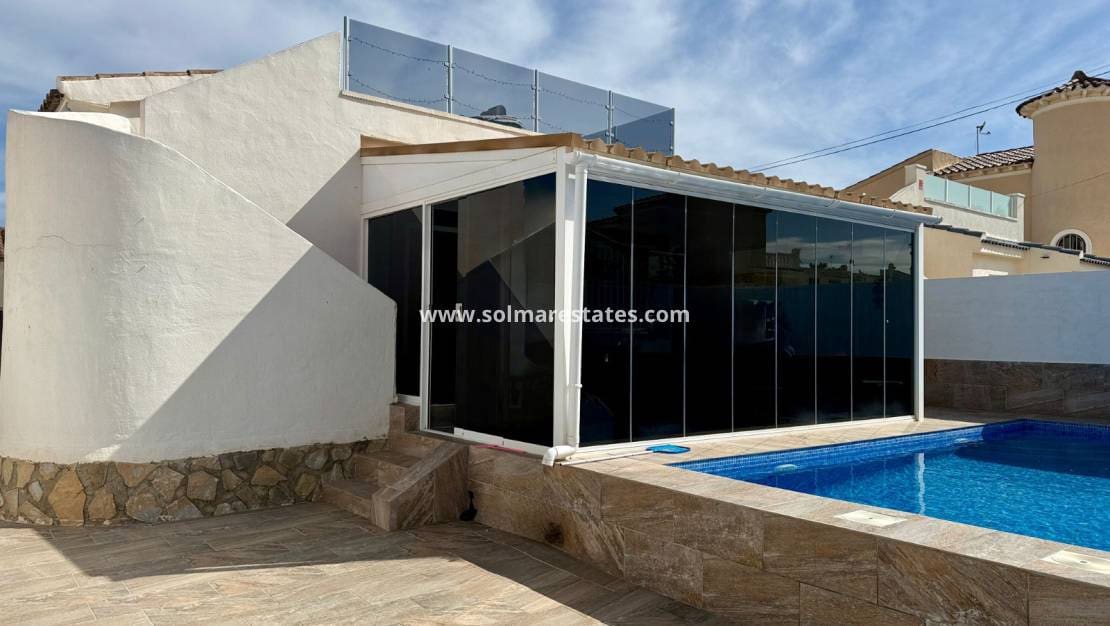 2 Zimmer Villa zu verkaufen in Playa Flamenca mit Pool - 385.000 € (Ref: 9806965)