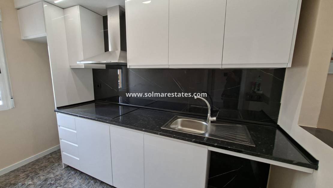 2 Zimmer Apartment zu verkaufen in Playa Flamenca mit Pool - 179.000 € (Ref: 9808563)