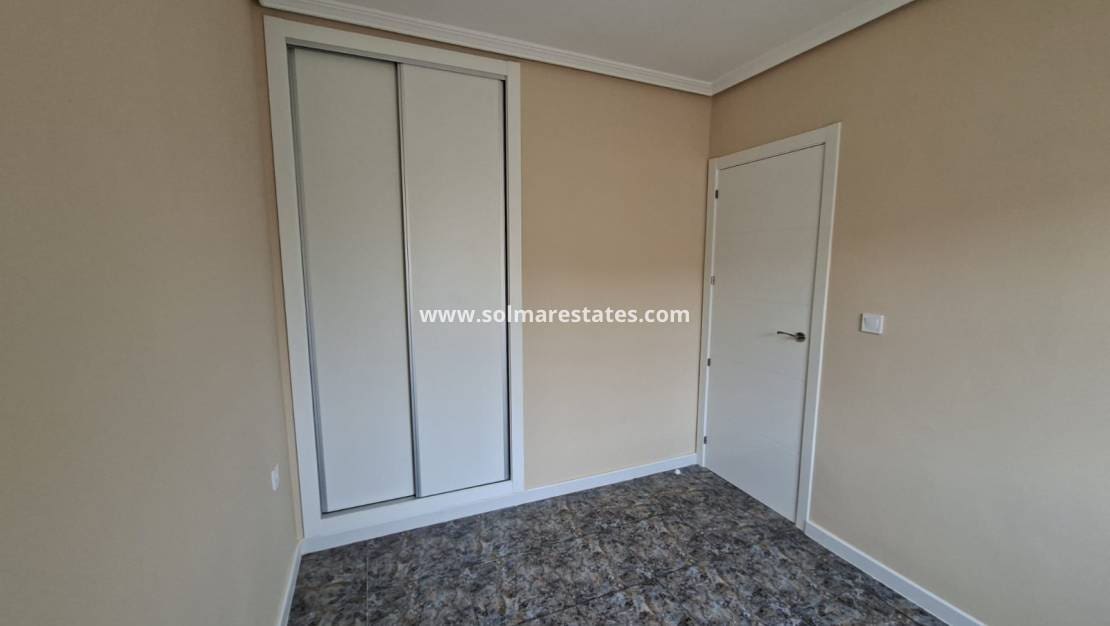 2 Zimmer Apartment zu verkaufen in Playa Flamenca mit Pool - 179.000 € (Ref: 9808563)