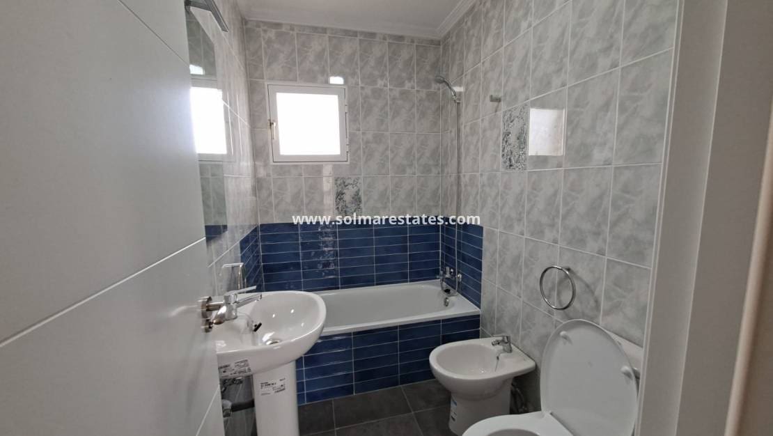 2 Zimmer Apartment zu verkaufen in Playa Flamenca mit Pool - 179.000 € (Ref: 9808563)