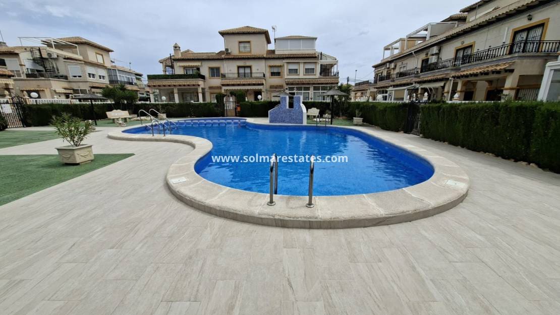 2 Zimmer Apartment zu verkaufen in Playa Flamenca mit Pool - 179.000 € (Ref: 9808563)