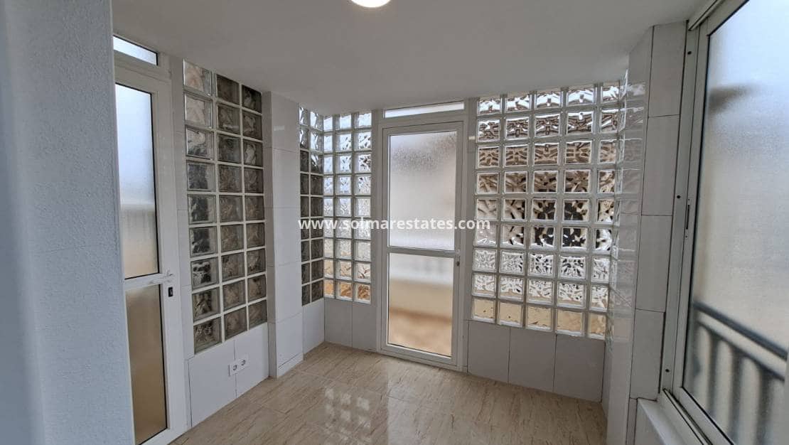 2 Zimmer Apartment zu verkaufen in Playa Flamenca mit Pool - 179.000 € (Ref: 9808563)