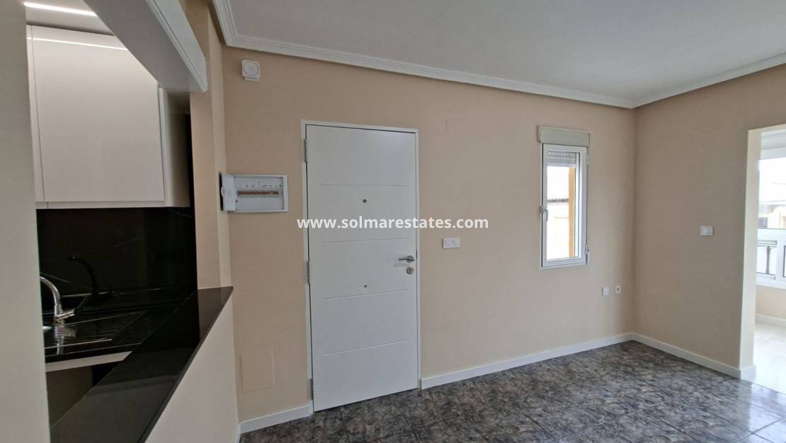 2 Zimmer Apartment zu verkaufen in Playa Flamenca mit Pool - 179.000 € (Ref: 9808563)