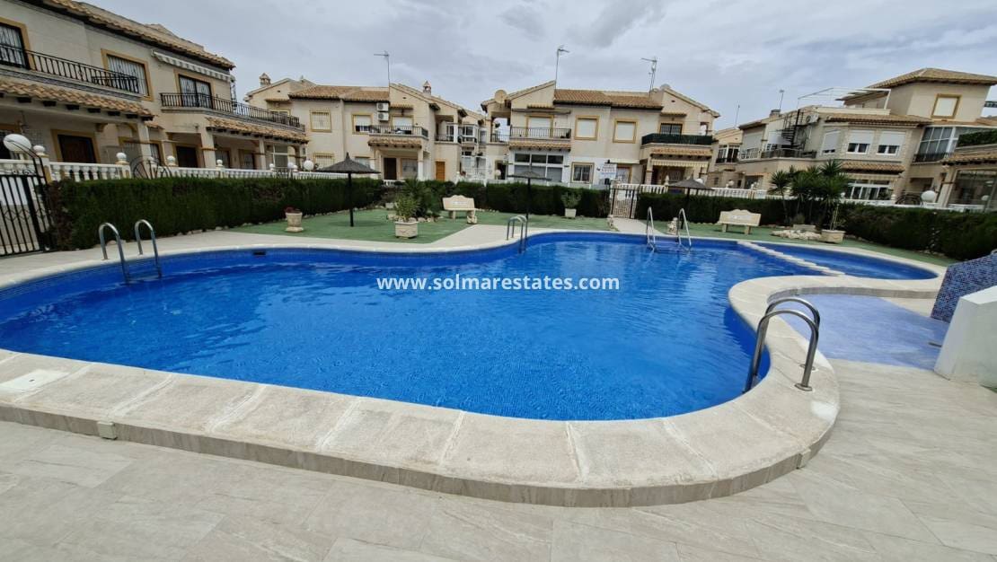 2 Zimmer Apartment zu verkaufen in Playa Flamenca mit Pool - 179.000 € (Ref: 9808563)