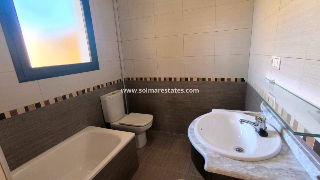 2 slaapkamer Halfvrijstaande villa te koop in Ciudad Quesada met zwembad - € 229.950 (Ref: 9814709)