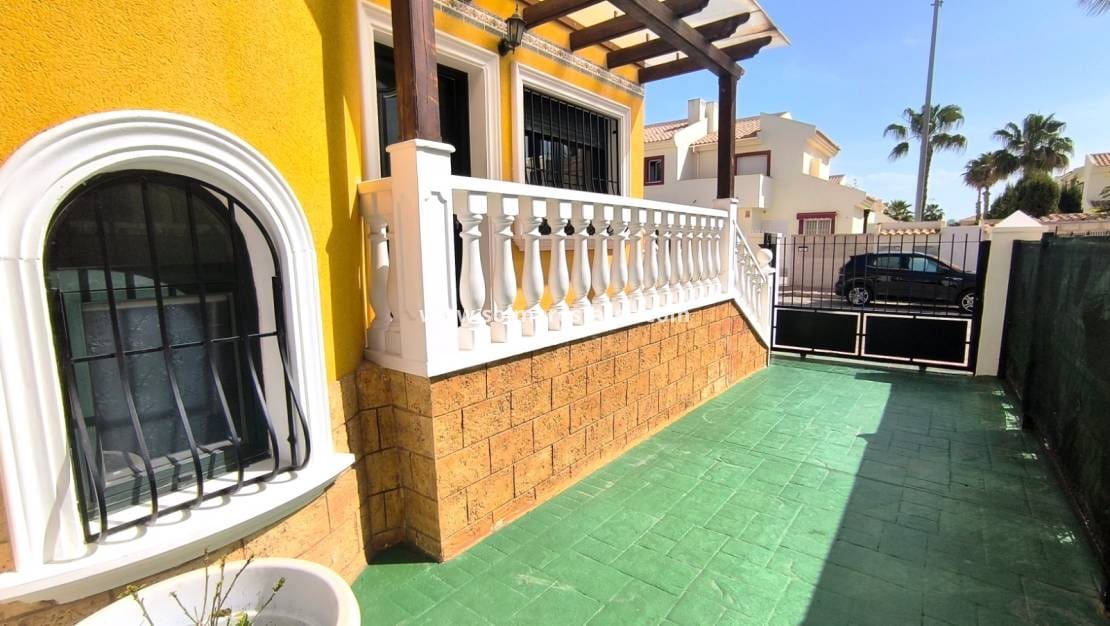 2 slaapkamer Halfvrijstaande villa te koop in Ciudad Quesada met zwembad - € 229.950 (Ref: 9814709)
