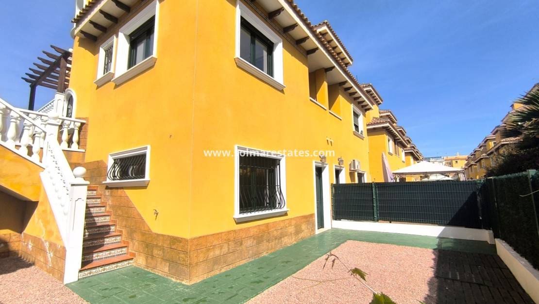 3 slaapkamer Halfvrijstaande villa te koop in Ciudad Quesada met zwembad - € 249.950 (Ref: 9814710)