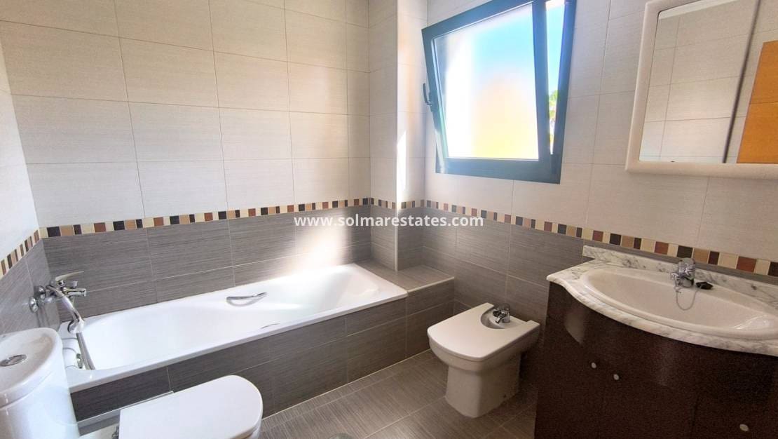 3 slaapkamer Halfvrijstaande villa te koop in Ciudad Quesada met zwembad - € 249.950 (Ref: 9814710)