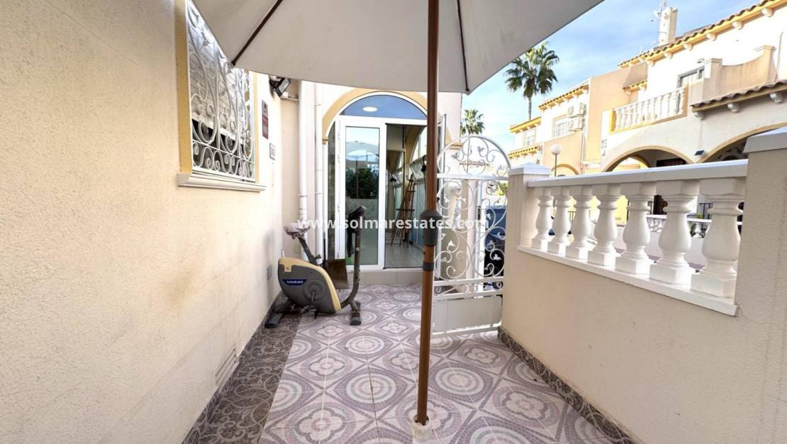 3 chambre Villa/Maison Mitoyenne à vendre à Playa Flamenca avec piscine - 210 000 € (Ref: 9814711)