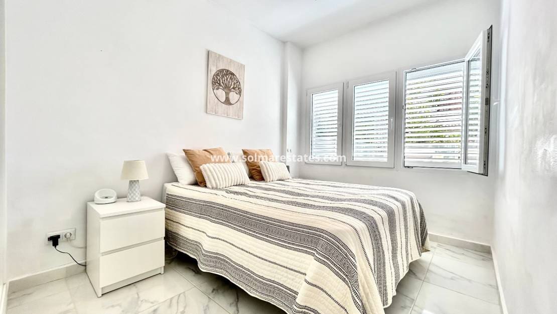 2 soveværelse Lejlighed til salg i La Zenia - € 189.900 (Ref: 9816242)