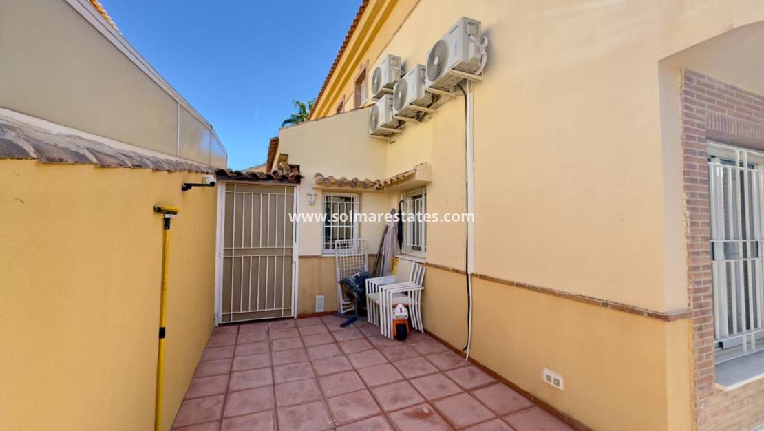 3 sypialnia Dom blizniak na sprzedaż w Ciudad Quesada z basenem - 260 000 € (Ref: 9816244)