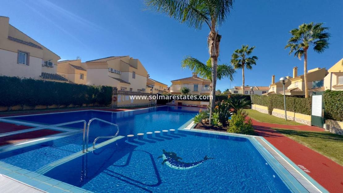 3 sypialnia Dom blizniak na sprzedaż w Ciudad Quesada z basenem - 260 000 € (Ref: 9816244)