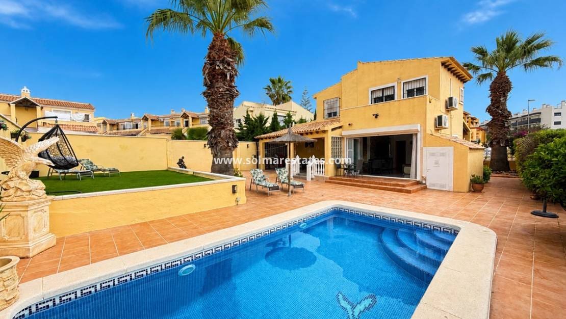 4 slaapkamer Villa te koop in Villamartin met zwembad - € 385.000 (Ref: 9816371)