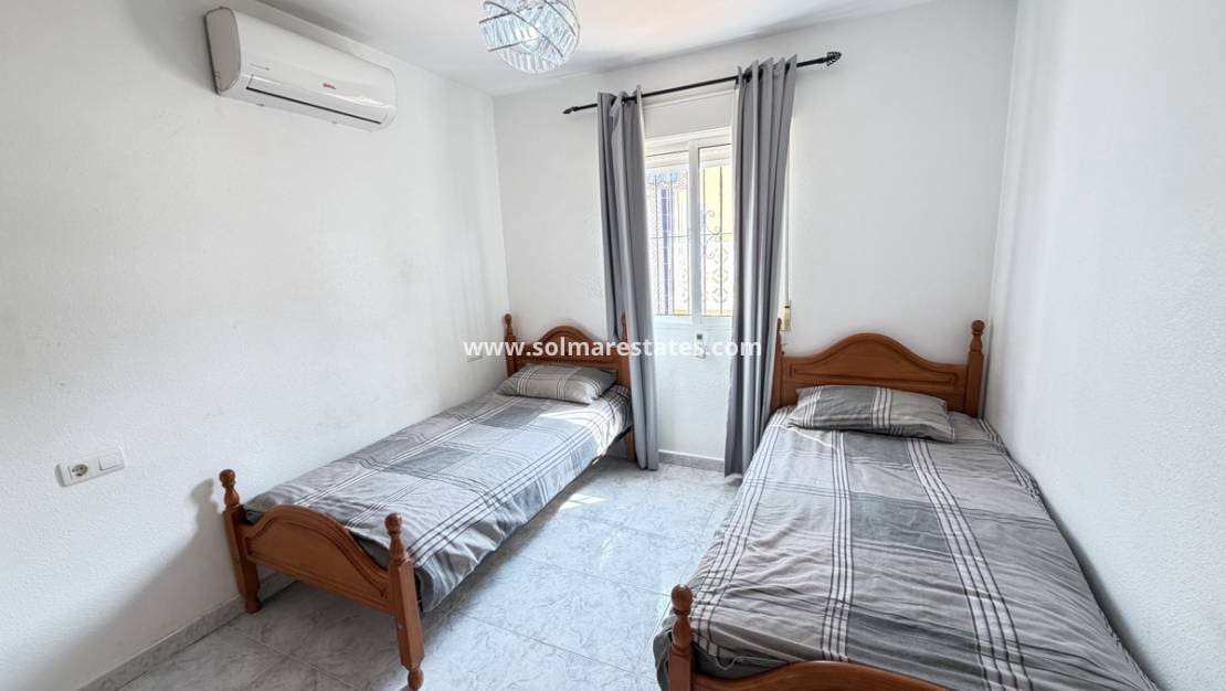 4 slaapkamer Villa te koop in Villamartin met zwembad - € 385.000 (Ref: 9816371)