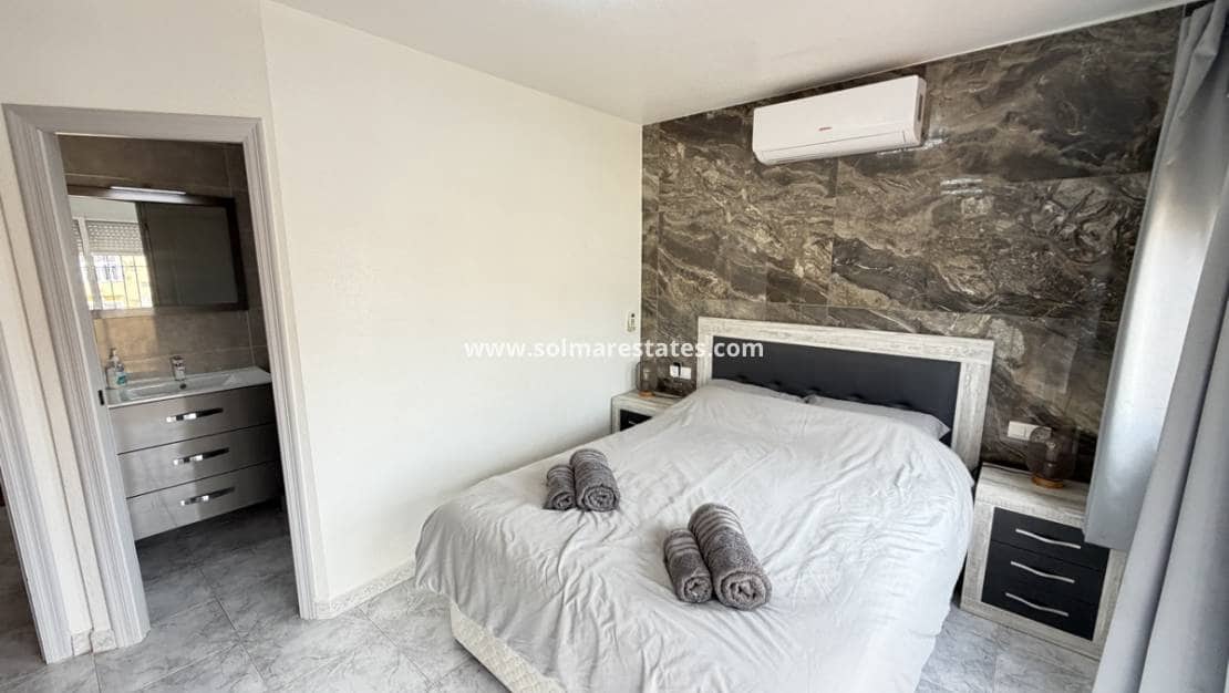 4 slaapkamer Villa te koop in Villamartin met zwembad - € 385.000 (Ref: 9816371)
