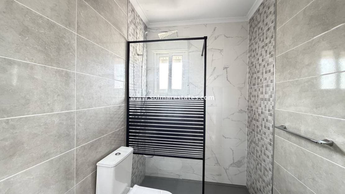 4 slaapkamer Villa te koop in Villamartin met zwembad - € 385.000 (Ref: 9816371)
