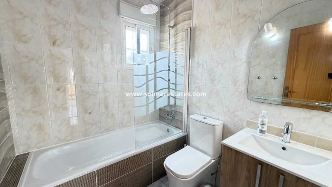 4 slaapkamer Villa te koop in Villamartin met zwembad - € 385.000 (Ref: 9816371)