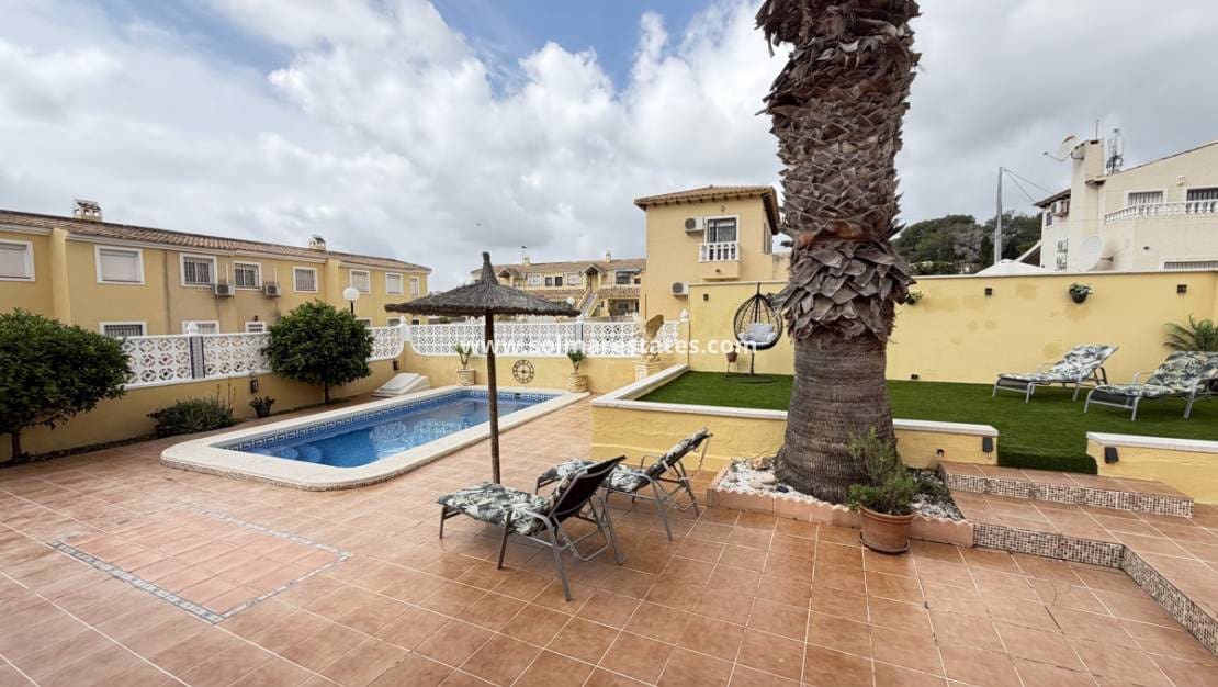 4 slaapkamer Villa te koop in Villamartin met zwembad - € 385.000 (Ref: 9816371)