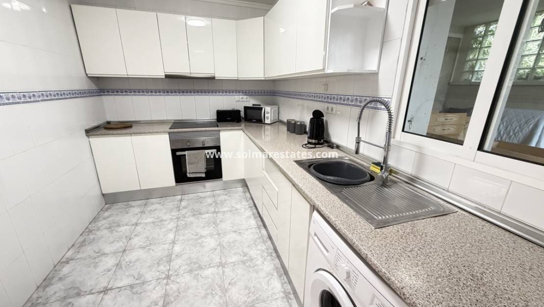4 slaapkamer Villa te koop in Villamartin met zwembad - € 385.000 (Ref: 9816371)